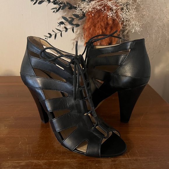 BCBGeneration black leather cutout heels - Picture 5 of 5